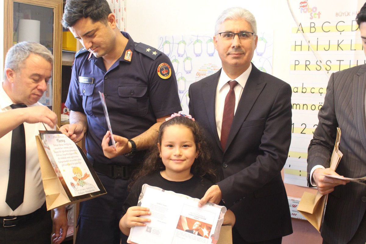 ibradi_k's tweet photo. Nefise Yılmaz İpek Ortaokulu’nda düzenlenen karne dağıtım programına Kaymakamımız Sayın Berk Acar, Belediye Başkanı Sayın Hatice Sekmen ve İlçe Millî Eğitim Müdürü Sayın Mustafa Şener katıldı. https://t.co/LdKNjqu1Tx