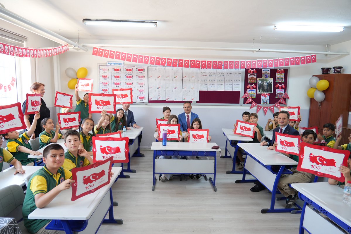 mugla_mem's tweet photo. 2025-2026 Eğitim Öğretim Yılı Karne Heyecanı Yaşandı 

 📍Menteşe Sabri Acarsoy İlkokulu

Muğla Valimiz Sayın Dr. İdris AKBIYIK, Millî Eğitim Müdürümüz Emre ÇAY ve protokol üyeleri, 2025-2026 eğitim öğretim yılının sona ermesi dolayısıyla Menteşe Sabri Acarsoy İlkokulunda düzenlenen karne törenine katıldı.

Sınıfları ziyaret eden Valimiz Sayın Dr. İdris AKBIYIK, İl Millî Eğitim Müdürümüz Emre ÇAY ve beraberindeki protokol üyeleri, öğrencilerimize karnelerini takdim ederek iyi tatiller dileğinde bulundu. Öğrencilerle bir süre sohbet eden protokol üyeleri, yaz tatilini verimli değerlendirmeleri ve bol bol kitap okumaları tavsiyesinde bulundu.

2025-2026 eğitim öğretim yılının tamamlanmasıyla birlikte ilimiz genelinde resmî ve özel olmak üzere 822 okulda öğrenim gören 162.482 öğrencimiz karne alarak yaz tatiline başladı. Eğitim camiamızın fedakâr neferleri olan 16.251 öğretmenimiz ise yoğun ve özverili bir çalışma dönemini başarıyla tamamlayarak yaz tatiline girdi.

Millî Eğitim Müdürümüz Emre ÇAY, yıl boyunca büyük emek gösteren tüm yönetici, öğretmen, öğrenci ve velilere teşekkür ederek, öğrencilerimize sağlıklı, mutlu ve verimli bir yaz tatili temennisinde bulundu.

@tcmeb @Yusuf__Tekin @tcmuglavaliligi @idrisakbiyik @emrecay55