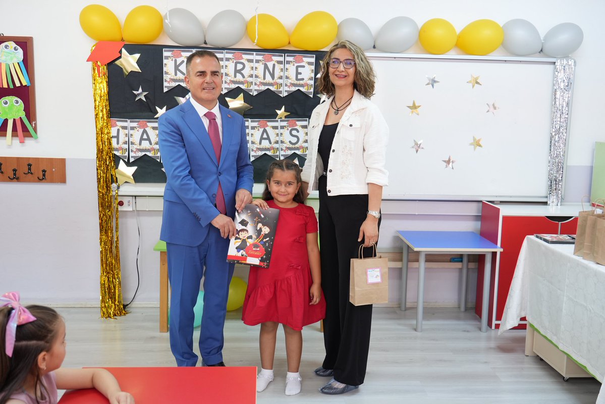 mugla_mem's tweet photo. 2025-2026 Eğitim Öğretim Yılı Karne Heyecanı Yaşandı 

 📍Menteşe Sabri Acarsoy İlkokulu

Muğla Valimiz Sayın Dr. İdris AKBIYIK, Millî Eğitim Müdürümüz Emre ÇAY ve protokol üyeleri, 2025-2026 eğitim öğretim yılının sona ermesi dolayısıyla Menteşe Sabri Acarsoy İlkokulunda düzenlenen karne törenine katıldı.

Sınıfları ziyaret eden Valimiz Sayın Dr. İdris AKBIYIK, İl Millî Eğitim Müdürümüz Emre ÇAY ve beraberindeki protokol üyeleri, öğrencilerimize karnelerini takdim ederek iyi tatiller dileğinde bulundu. Öğrencilerle bir süre sohbet eden protokol üyeleri, yaz tatilini verimli değerlendirmeleri ve bol bol kitap okumaları tavsiyesinde bulundu.

2025-2026 eğitim öğretim yılının tamamlanmasıyla birlikte ilimiz genelinde resmî ve özel olmak üzere 822 okulda öğrenim gören 162.482 öğrencimiz karne alarak yaz tatiline başladı. Eğitim camiamızın fedakâr neferleri olan 16.251 öğretmenimiz ise yoğun ve özverili bir çalışma dönemini başarıyla tamamlayarak yaz tatiline girdi.

Millî Eğitim Müdürümüz Emre ÇAY, yıl boyunca büyük emek gösteren tüm yönetici, öğretmen, öğrenci ve velilere teşekkür ederek, öğrencilerimize sağlıklı, mutlu ve verimli bir yaz tatili temennisinde bulundu.

@tcmeb @Yusuf__Tekin @tcmuglavaliligi @idrisakbiyik @emrecay55