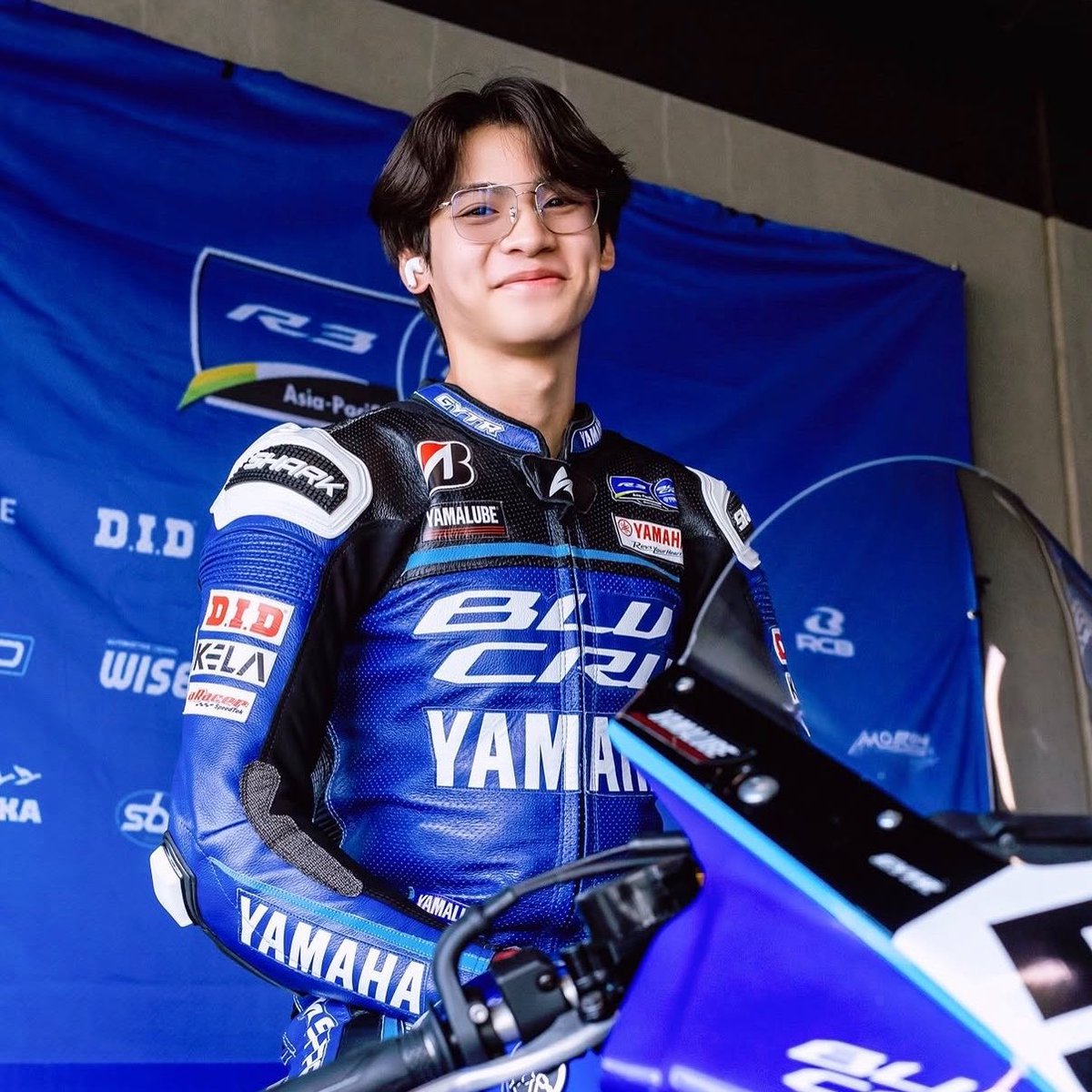 writeaubyme's tweet photo. OhmIng  AU

✦ Fast Lane ✦

Asa, si racer Gen Z yang diam-diam menjalin hubungan dengan Peter—CEO sekaligus sponsor timnya yang seorang bapak-bapak millennial. Katanya profesional. Nyatanya, bulol.

⸻
#ohming https://t.co/V3xt5s9HTF
