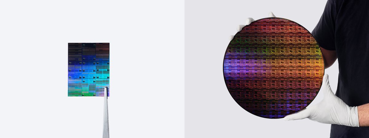 semi_journal_jp's tweet photo. 【IBMが0.7nm世代の半導体技術発表、5年後実用化目指す】

IBMは2026年6月25日、「世界初」となる1nm未満（0.7nm）世代の半導体プロセス技術を発表した。IBMのパートナー企業による初期生産は5年後を見込んでいる。

同社によれば、新たな「Nanostack（ナノスタック）」技術では、爪ほどのサイズのチップ上に約1000億個のトランジスタを集積できる。これは2021年に発表した初の2nm世代ナノシートデバイスの約2倍の集積密度に相当するという。

IBMの3D ナノスタックアーキテクチャは、現在TSMC、Samsung Electronics（以下、Samsung）、Intelなどが3nm／2nm世代で量産を進めているナノシート技術を発展させたものだ。IBMは、日本のRapidusと直接協力し、2027年から2nmナノシートプロセスの量産開始を目指している。

ナノスタックは、2枚のナノシートを積み重ねた構造で、各ナノシートに2つのトランジスタが組み込まれている。ナノシートの高さは約5nmで、これはシリコン原子15個分の高さに相当する。上下2枚のナノシート間隔は9nm。

IBMは、このナノスタック技術をRapidusやSamsungなどの製造パートナーへ提供するかどうかについては、まだ決定していない。

出典：EETimes Japan
https://t.co/iL3UnjvaXH