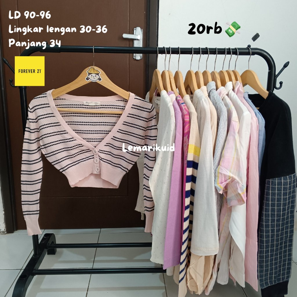 Raraaaaa___'s tweet photo. Aloo aku mau #wts kemeja blouse longsleeve sweater cakep gt ✨. Udh laundryy rapih &amp; siap pakaii shay on shopee / manual jg bisaa
No adm ?? Bisa tp wajib split pay aman kokk (scroll ke bwh ya shay buat liat produk yg lain✨)
#zonauang https://t.co/JsmPNIpCCy
