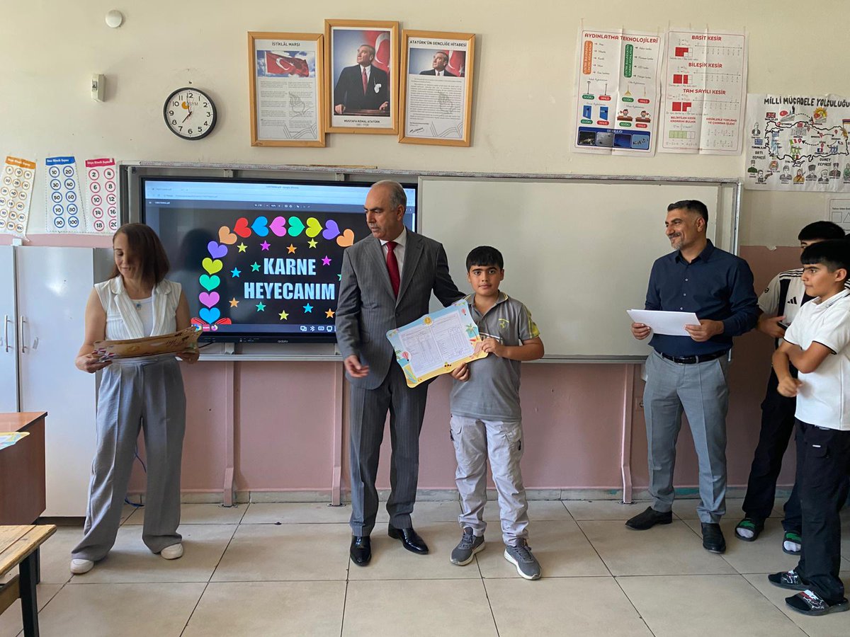 erganimem2's tweet photo. mutlu ve verimli bir yaz tatili geçirmeleri temennisinde bulundu.

Öğretmenlerimizle de bir araya gelen Müdürümüz, yıl boyunca gösterdikleri emek ve özverili çalışmalarından dolayı teşekkürlerini iletti. https://t.co/acInBIpNnA
