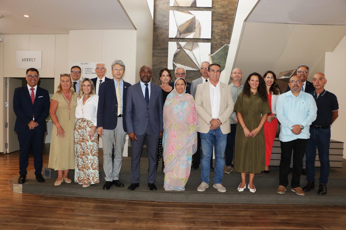 SocialGobCan's tweet photo. 🟣El Pacto Europeo de Migraciones centró el encuentro celebrado entre el Ejecutivo y los cuerpos consulares en Canarias.

🔹El viceconsejero @FrancisCandilG recalcó en la reunión que siguen existiendo incertidumbres que afectan al Archipiélago.

🔗 https://t.co/XGccV2VgQb https://t.co/829RqI6Ymz