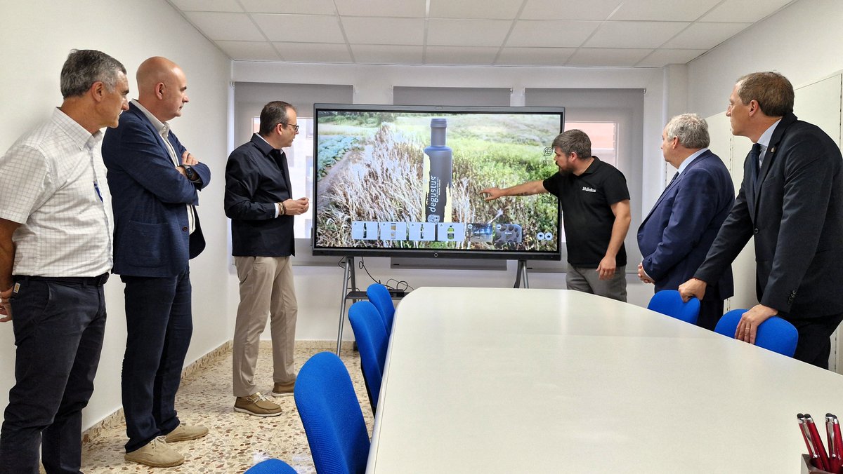 ajdemollerussa's tweet photo. 📌El ministre @jordihereub  inaugura oficialment l’INSEMI, nou pol d’emprenedoria i innovació de Mollerussa 
📌L’equipament, finançat amb 300.000 € pel @minturgob ja acull iniciatives vinculades a la transició energètica  i la transformació digital
👉https://t.co/eb9QACpClh https://t.co/142BHDkLOA