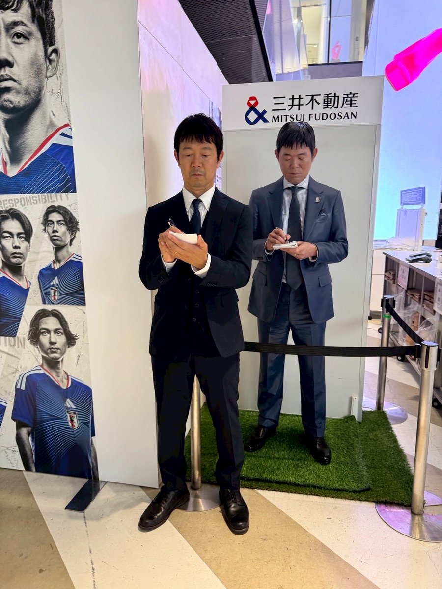 akira100p's tweet photo. 渋谷のMIYASHITA PARKで森保監督に会ってきました！台風で屋上から撤去されてて焦りました。

ブラジル戦、日本から全力で応援します⚽️

📸似笘薫こと、さくらだモンスターしょっぴーさんに撮ってもらいました
@syoppy110 https://t.co/4VHiKLdpYF