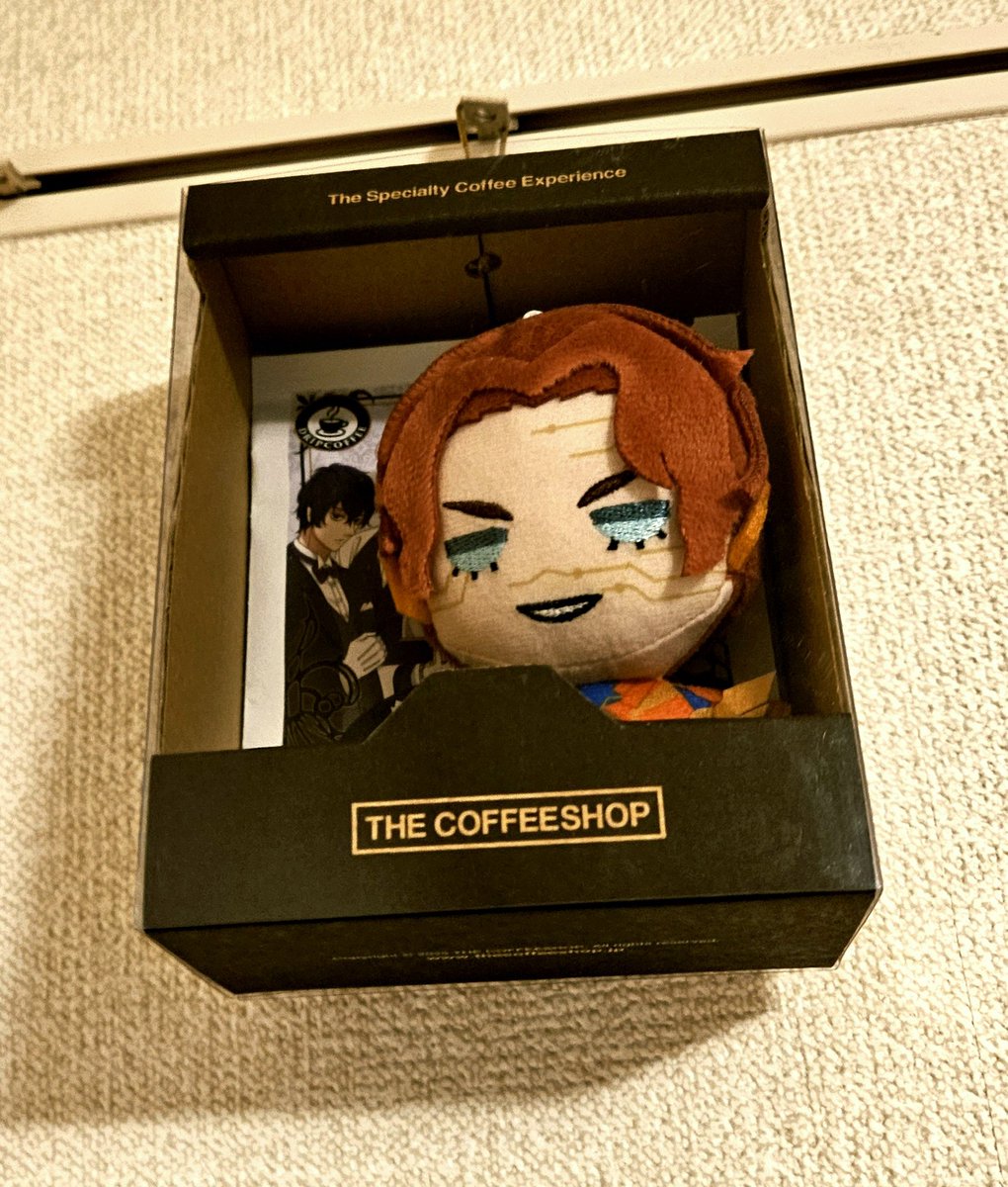 subarukatochika's tweet photo. コーヒーのグッズ、中身を出すと終末ぬいが入るサイズで壁掛けもできたよ！って一緒に行った友人に教えてもらって、早速かけてみるの図。もっと買っておけば良かったぁぁぁ https://t.co/ZcurTp7M6u