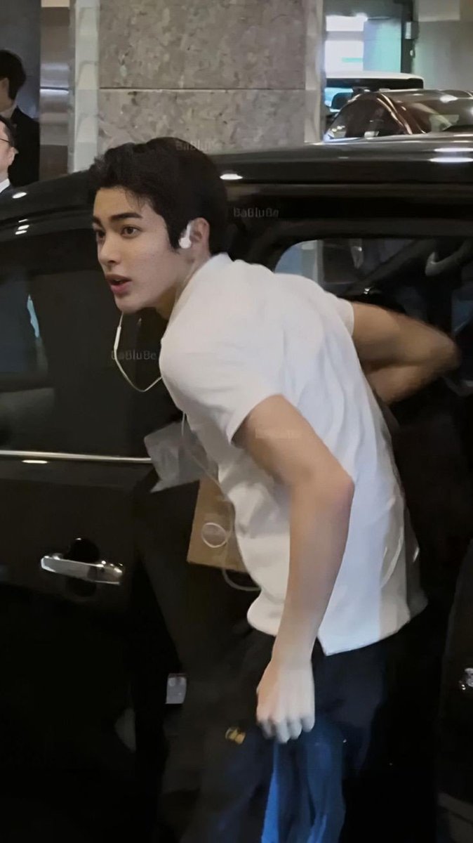 ecstaticluvz's tweet photo. Keonho emg lebih cakep make outfit dia sendiri daripada pilihan bighit apalagi di era ini bapuk bnget 😭 (jangan marahin aku) https://t.co/XQMbJvyFN8