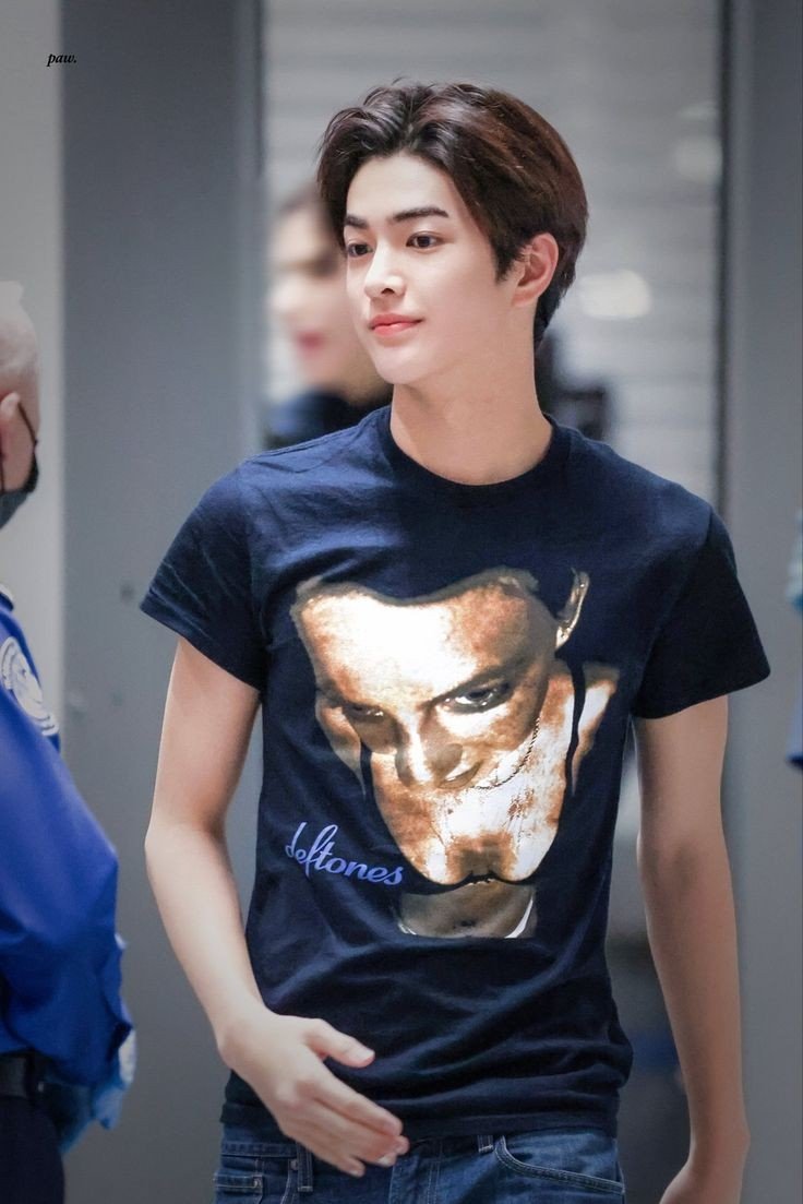 ecstaticluvz's tweet photo. Keonho emg lebih cakep make outfit dia sendiri daripada pilihan bighit apalagi di era ini bapuk bnget 😭 (jangan marahin aku) https://t.co/XQMbJvyFN8