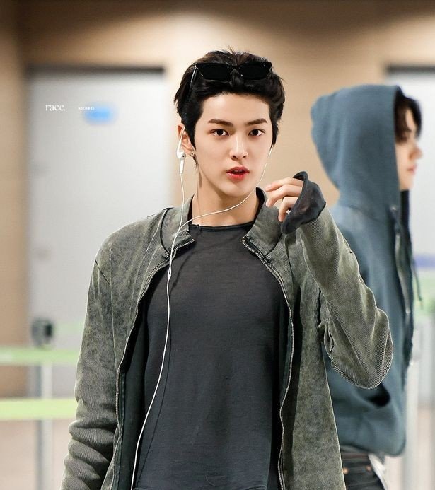 ecstaticluvz's tweet photo. Keonho emg lebih cakep make outfit dia sendiri daripada pilihan bighit apalagi di era ini bapuk bnget 😭 (jangan marahin aku) https://t.co/XQMbJvyFN8