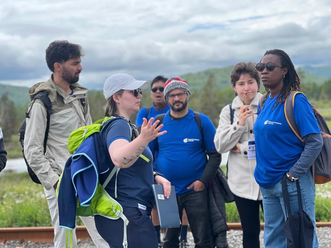 impac6_sn's tweet photo. Des idées qui inspirent. Des savoirs qui se transmettent. Des jeunes qui passent à l'action .

Hier, en Gaspésie, le Forum des 100 Jeunes a été marqué par une série de sessions de formation riches en échanges, en apprentissages et en engagement.
Au cœur des ateliers :

 Le plaidoyer, pour donner aux jeunes les outils nécessaires afin de défendre les causes qui leur tiennent à cœur et d'influencer les décisions. 

La justice climatique, pour mieux comprendre les inégalités face aux changements climatiques et renforcer une action collective juste et inclusive.

 Le récit, pour apprendre à raconter des histoires qui mobilisent, sensibilisent et créent le changement.

Les gardiens et gardiennes des savoirs de mon terroir, pour valoriser les savoirs locaux, préserver notre patrimoine vivant et reconnaître le rôle essentiel des communautés dans la protection de l'environnement.

Ces formations vont bien au-delà du partage de connaissances.

 Elles contribuent à former une nouvelle génération de leaders engagés, capables d'agir, d'innover et de porter la voix de leurs communautés à @IMPAC6

Ensemble, nous préparons une jeunesse consciente, outillée et déterminée à construire un avenir plus juste, plus durable et plus solidaire.

#IMPAC6 #greenactclub#Forum100Jeunes #cégepdelaGaspésieetdesiles #JusticeClimatique #Plaidoyer #LePouvoirDuRécit #SavoirsLocaux #JeunesseEngagée #Leadership #Environnement #RoadToIMPAC6
@UEauSenegal
@WetlandsInt
@IUCN
@prcmarine
@DamcpC90632
@GouvernementSN