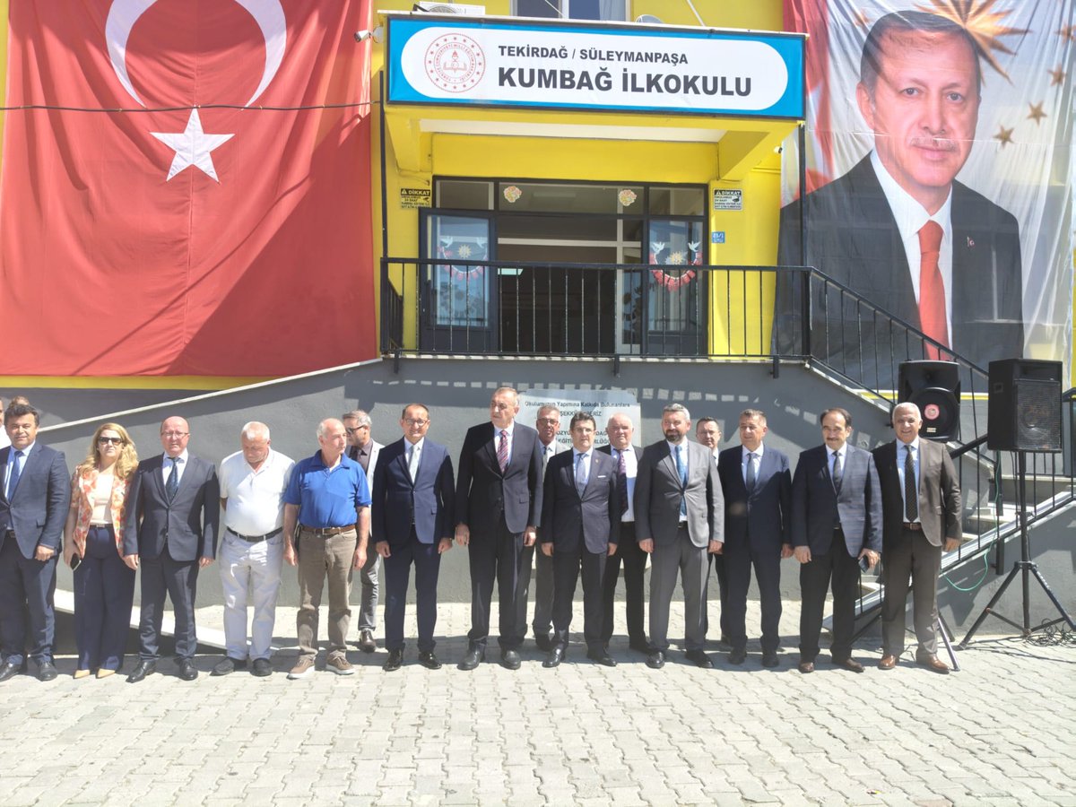 tekirdagmem's tweet photo. 🎓 2025-2026 eğitim öğretim yılının sona ermesi dolayısıyla Kumbağ İlkokulunda karne töreni düzenlendi.

📚 Karne törenine İl Millî Eğitim Müdürü Dr. Aziz Yeniyol ve Süleymanpaşa Kaymakamı Mahmut Nedim Tunçer'in yanı sıra İl Millî Eğitim Müdür Yardımcıları Önder Atik ve Hasan Basri Kuzu, Süleymanpaşa İlçe Millî Eğitim Müdürü Fahri Kırmızı, İl ve İlçe Millî Eğitim Müdürlüğü şube müdürleri, öğretmenler, muhtarlar, veliler ve öğrenciler katıldı.

🎭 Öğrencilerin hazırladığı gösterilerin ardından karneleri takdim edilerek başarı dileklerinde bulunuldu.

🌞 Dr. Aziz Yeniyol, öğrencilere iyi tatiller dileyerek yaz dönemini dinlenmenin yanı sıra kitap okuyarak, sosyal, kültürel ve sportif faaliyetlerle verimli değerlendirmeleri tavsiyesinde bulundu.

✨ Tüm öğrencilerimize iyi tatiller, başarılarla dolu yeni bir eğitim yılı diliyoruz. 📖🏫
https://t.co/szkvSXDwfl
@tcmeb @Yusuf__Tekin 
@drazizyeniyol