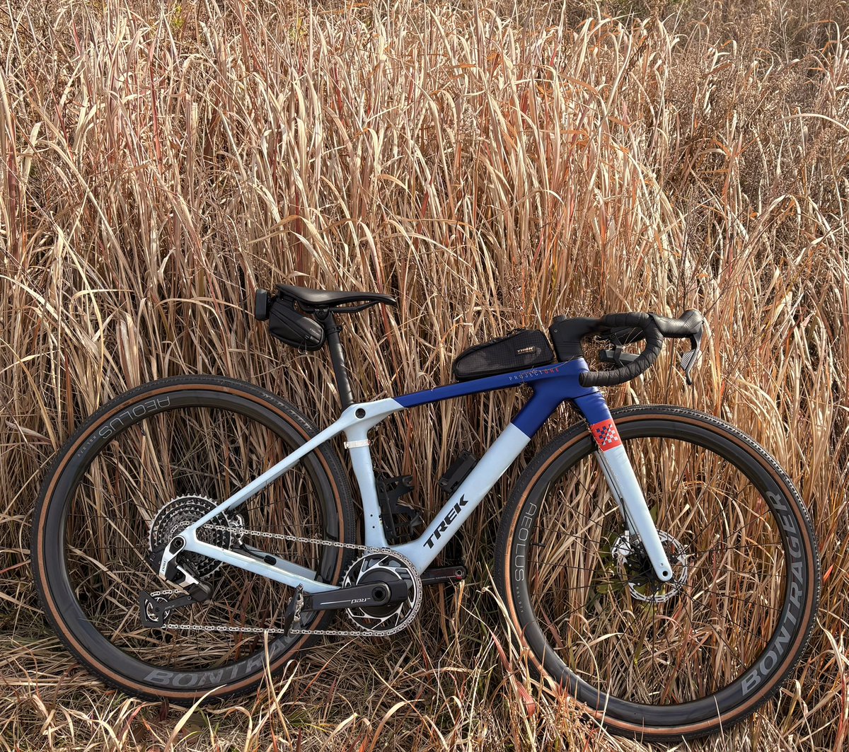 dondoraco's tweet photo. TREKチェックメイトSLR

星条旗のようなカラーリングに一目惚れしました。これぞアメリカのメーカー！キャプテンアメリカ！USA！

チェスに由来してるのでチェス盤や駒をモチーフにした柄のアクセントもお気に入りです。

#白妙ロード見学会場2 https://t.co/FmN4EuRD3N