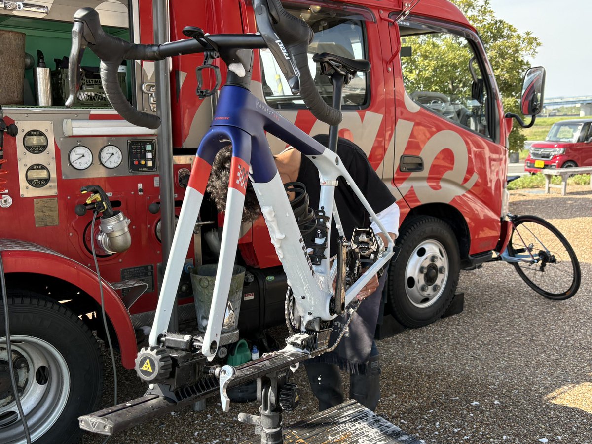 dondoraco's tweet photo. TREKチェックメイトSLR

星条旗のようなカラーリングに一目惚れしました。これぞアメリカのメーカー！キャプテンアメリカ！USA！

チェスに由来してるのでチェス盤や駒をモチーフにした柄のアクセントもお気に入りです。

#白妙ロード見学会場2 https://t.co/FmN4EuRD3N