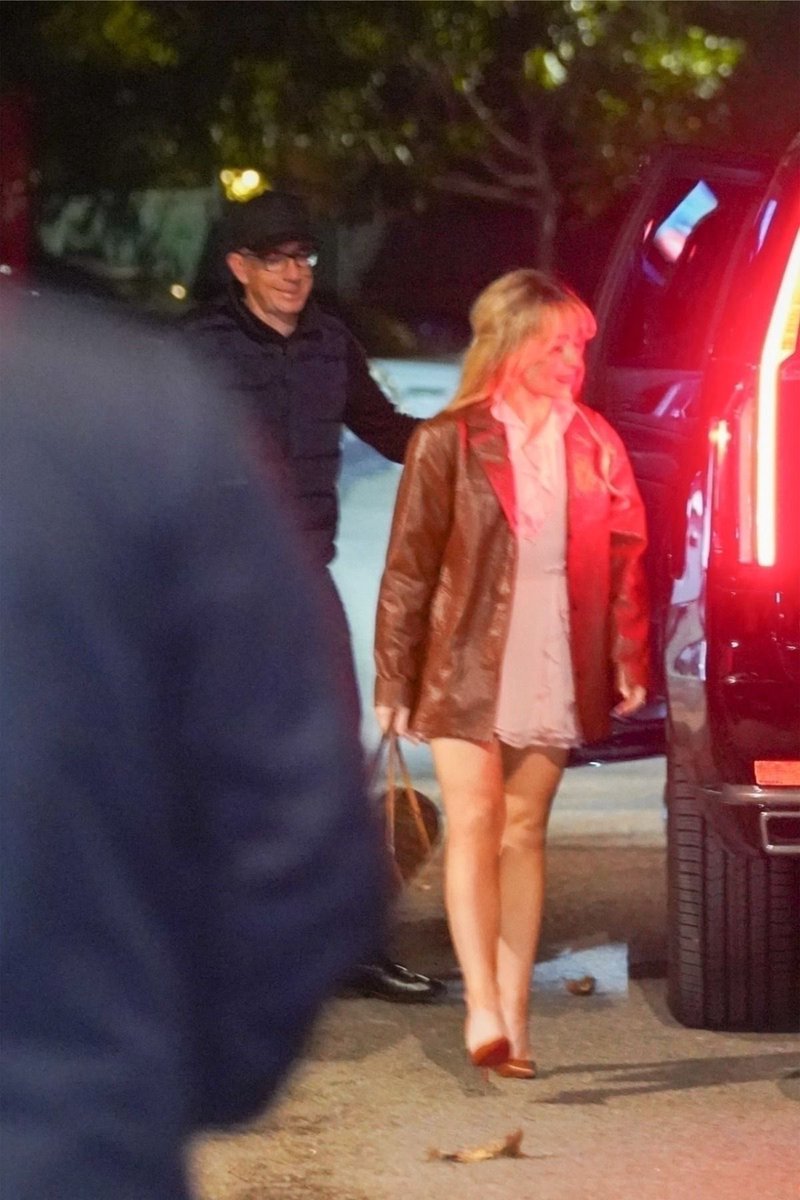 sabrinasgallery's tweet photo. she’s so tiny https://t.co/VsJ3jnPbBy
