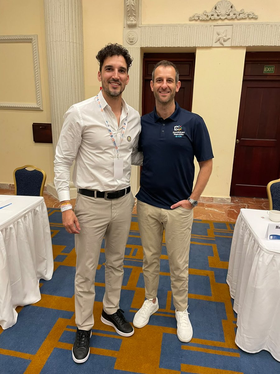 PROCOLOMBIACO's tweet photo. 🚢 ProColombia participó en el Platinum Associate Member Advisory Council Summit de la Florida-Caribbean Cruise Association, un espacio estratégico para fortalecer el relacionamiento con los principales actores de la industria de cruceros. Durante el evento, recibimos un reconocimiento por 20 años de trabajo conjunto impulsando el desarrollo del sector en #ElPaísDeLaBelleza 🇨🇴 y la región.

Además, sostuvimos reuniones con Norwegian Cruise Line, Royal Caribbean Group, MSC Cruises y Carnival Corporation para seguir fortaleciendo oportunidades de colaboración y posicionando a Colombia como un destino estratégico para la industria.