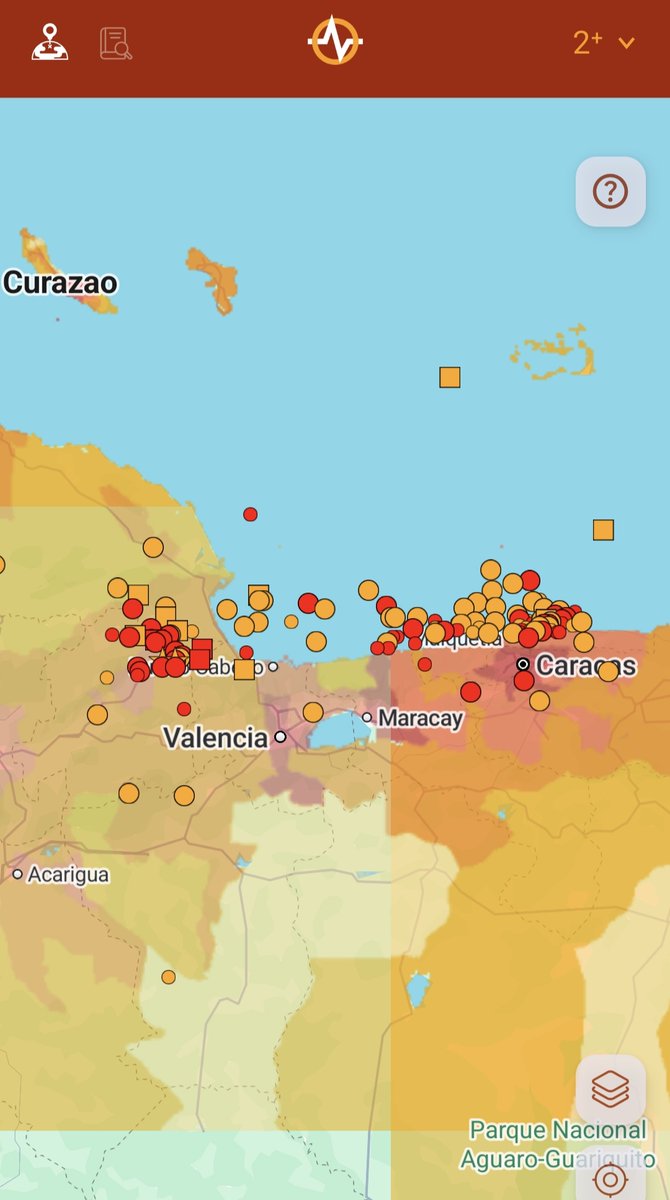 lui_regresa's tweet photo. Breve actualización de la secuencia de réplicas del terremoto en Venezuela (26 de junio)

La actividad sísmica continúa concentrándose en el corredor tectónico del centro-norte del país.  Durante las últimas horas se han registrado múltiples réplicas, predominando magnitudes entre M3.0 y M4.5, con los eventos de mayor energía localizados en Morón y San Felipe, mientras persiste una importante actividad secundaria en el sector La Guaira–Naiguatá.

El patrón espacial de las réplicas no forma una distribución circular alrededor de un único epicentro, sino una franja alargada de sismicidad que se extiende desde el eje Morón–Puerto Cabello–San Felipe (ver imágenes), continúa hacia La Guaira y alcanza el entorno de Caracas, lo que indica que el proceso de reajuste tectónico involucra un sistema de fallas mucho más amplio que una única estructura.

Desde el punto de vista geológico, la secuencia sigue siendo compatible con una redistribución regional de esfuerzos en el límite entre las placas del Caribe y Suramérica.  Los datos disponibles sugieren que la Zona de Transferencia de Morón desempeña un papel fundamental en la propagación de los esfuerzos, conectando distintos segmentos estructurales.

Igualmente, los mecanismos focales publicados por diferentes centros sismológicos permiten considerar la participación de estructuras de orientación E–W, además del conocido sistema de la falla de Boconó, hipótesis que deberá seguir evaluándose conforme se disponga de más mecanismos focales y de una relocalización más precisa de los hipocentros.

Aunque la frecuencia de las réplicas continúa siendo elevada, la mayoría corresponde a magnitudes moderadas, lo que indica que el sistema sigue liberando progresivamente la energía acumulada.

Sin embargo, en secuencias asociadas a sismos de esta magnitud, no puede descartarse la ocurrencia de nuevas réplicas de magnitud superior a 5, por lo que es indispensable mantener el monitoreo permanente y seguir las recomendaciones de los organismos oficiales.

Como conclusión, les puedo decir que la evolución de este evento respalda la interpretación de una ruptura compleja y regional, con transferencia de esfuerzos entre varios segmentos de falla y un reajuste tectónico que aún permanece activo en el centro-norte de Venezuela.  El análisis integrado de la distribución de las réplicas, los mecanismos focales y el contexto estructural será clave para comprender el comportamiento de este importante evento sísmico.

Este es un reporte preliminar basado en la información disponible hasta el momento.  A medida que se incorporen nuevos datos, podremos comprender con mayor precisión este evento y su evolución.  Cada nuevo registro contribuye a mejorar el conocimiento de la dinámica tectónica de Venezuela y la evaluación del riesgo sísmico en el país.

Mi mensaje a toda la población, sé que es una situación muy difícil, pero es fundamental mantener la calma, informarse únicamente a través de fuentes oficiales y continuar fortaleciendo la cultura de prevención y preparación sísmica.