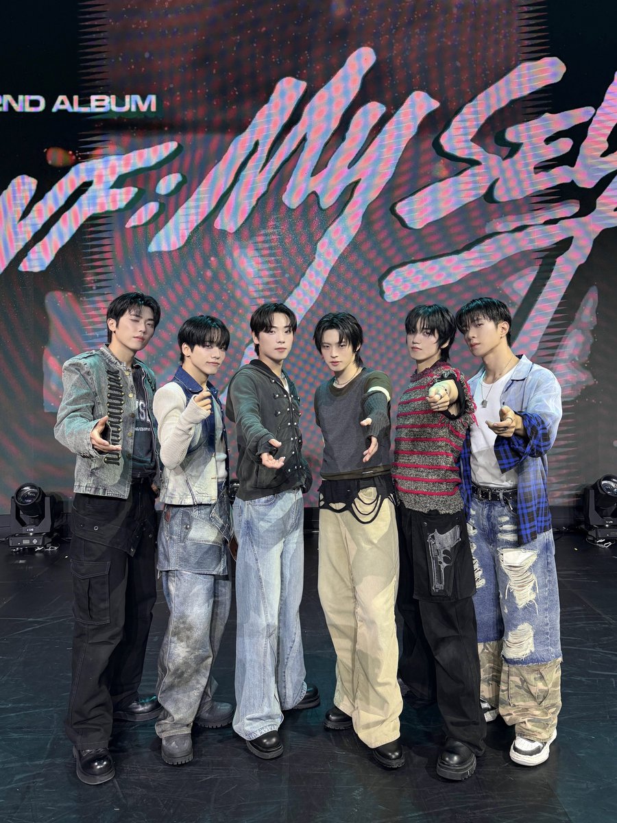 ONF_offcl's tweet photo. 260626
온앤오프 X 퓨즈의 Special Stage

❤️🧡💜🖤💚💙💡

#온앤오프 #ONF
#ONF_OpenTheDoor #OpenTheDoor
#ONF_MY_SELF https://t.co/q4vWouSUPw