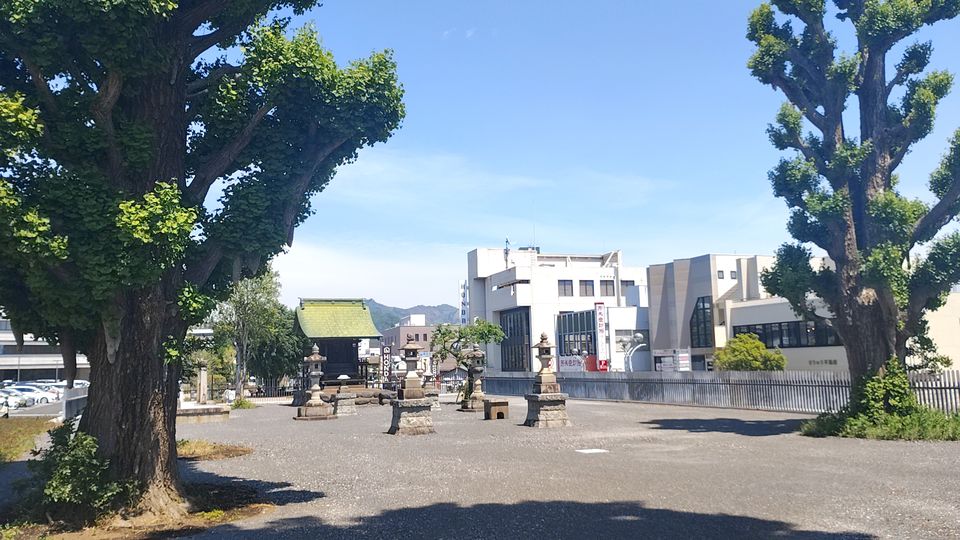 atsu_oha's tweet photo. 群馬県桐生市の織姫神社です
御朱印無し
市役所・文化会館敷地の一角
西陣と並び称される東の織物産地な桐生で明治中期に日本織物(株)が当地に創立され川内町の白滝神社から現在地勧請
神体は等身大の白滝姫立像
工場は数社の変更を経て大戦時は中島飛行機に転用
戦後返還も富士紡績（株）から市に譲渡 https://t.co/RGG2Zvk0JT