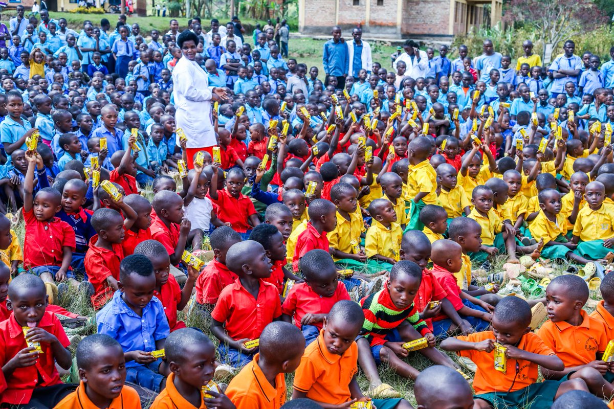 GakenkeDistrict's tweet photo. Uyu munsi, mu Murenge wa Karambo, habereye ibirori byo kwizihiza umunsi w'Umwana w'Umunyafurika, hazirikanwa insanganyamatsiko igira iti "Ndera neza nkure nemye". Ibirori byabanjirijwe n'umukino wa gishuti w'umupira w'amaguru, wahuje Gs Kirebe na Gakenke FCPs. @Rwanda_Child https://t.co/EQGyW5kCwV