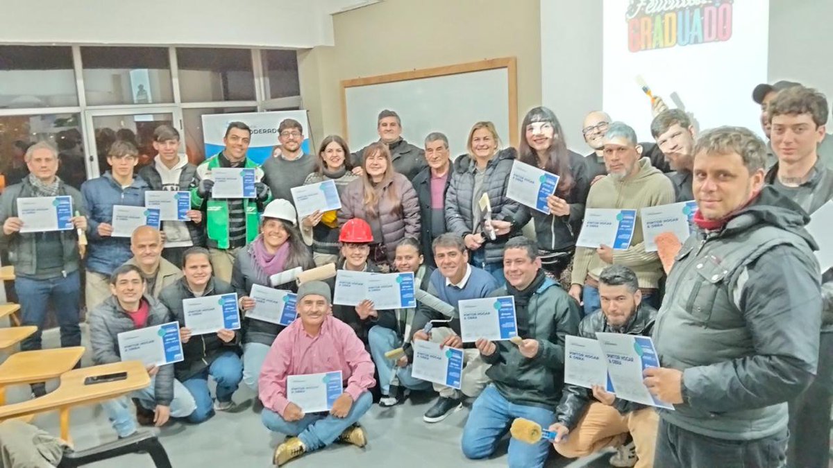 trabajomisiones's tweet photo. Más de 35 personas recibieron sus certificados tras finalizar el curso de Pintura en Obra, una capacitación impulsada por el Ministerio de Trabajo y Empleo de Misiones junto a la Municipalidad de Posadas, la Academia Empoderados y Pinturas Misioneras. https://t.co/JoW76gdpQ1