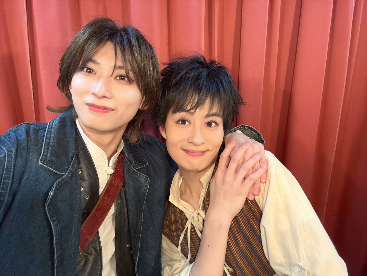 yuga_iwasaki's tweet photo. #トラベルモード 9日目 ありがとうございました！

今日はベルボーイのたくとくんと！！
憎めない可愛いベルボーイですよね〜😂

明日はマチソワ！
いよいよあと2日です。
皆様最後まで宜しくお願いします！🔥 https://t.co/XPBXwUEKY1