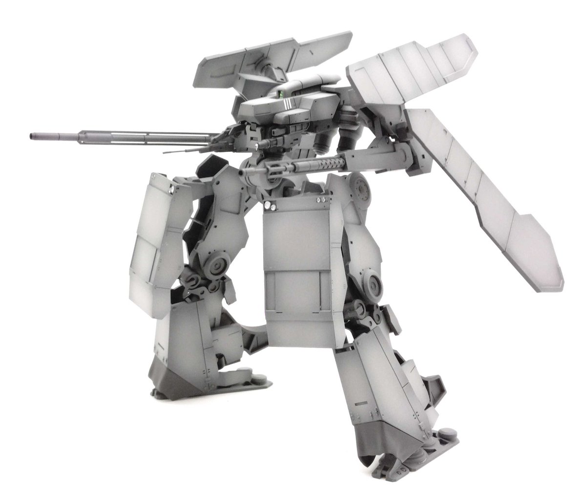 junro02's tweet photo. M7-D-Bディサイダー完成しました！
設定画基準にプロポーションをゲーム画面と合わせて作成しました。胴まわりや装甲裏面の資料が見つからなかったので色々でっちあげで対応している箇所もあるけどそれなりに出来たのではないでしょうか_(:3」∠)_
#鉄騎 #steelbattalion https://t.co/7rmTuxryY4