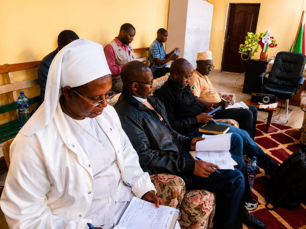 DceMuramvya's tweet photo. Sous la présidence de l'Administrateur,le Comité communal de l'Éducation de Muramvya s'est réuni au cabinet  pour évaluer les avancées du secteur éducatif et échanger sur les défis à relever.
L'ordre du jour portait sur  trois principaux thèmes ci après.
@Gitega 
@MENRS4 https://t.co/GhFce75uLU