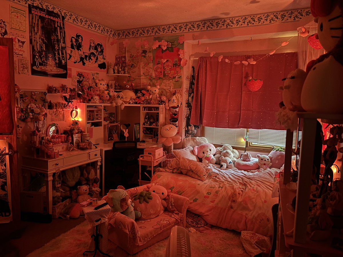 C4TS4L4D's tweet photo. Home  from  work  <3  room  review https://t.co/Tfj0JzOHR9