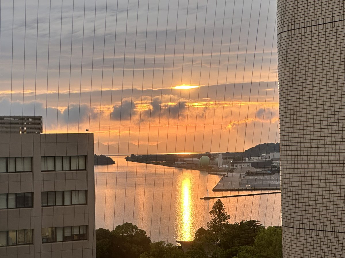 mitusatomiyuki's tweet photo. おつかれさまでした(^｡^)
明日は退院だから！この7階からの！
夕陽を眺めるのも最後かな👍😊
2026.6.26 https://t.co/layJjb5m0G