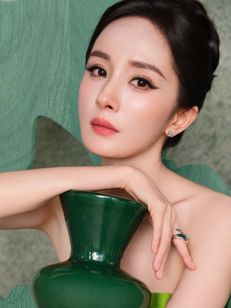 yangmicambodia's tweet photo. Yang Mi @ The 31st Shanghai TV Festival - Magnolia Awards Ceremony ｜ Shanghai 2026.06.26

Emerald green heads towards the Magnolia, where all things grow and thrive 🍃

📸 Yang Mi’s Studio

#YangMi #杨幂
#MagnoliaAwards
#31stShanghaiTVFestival https://t.co/HXziHFXtmj