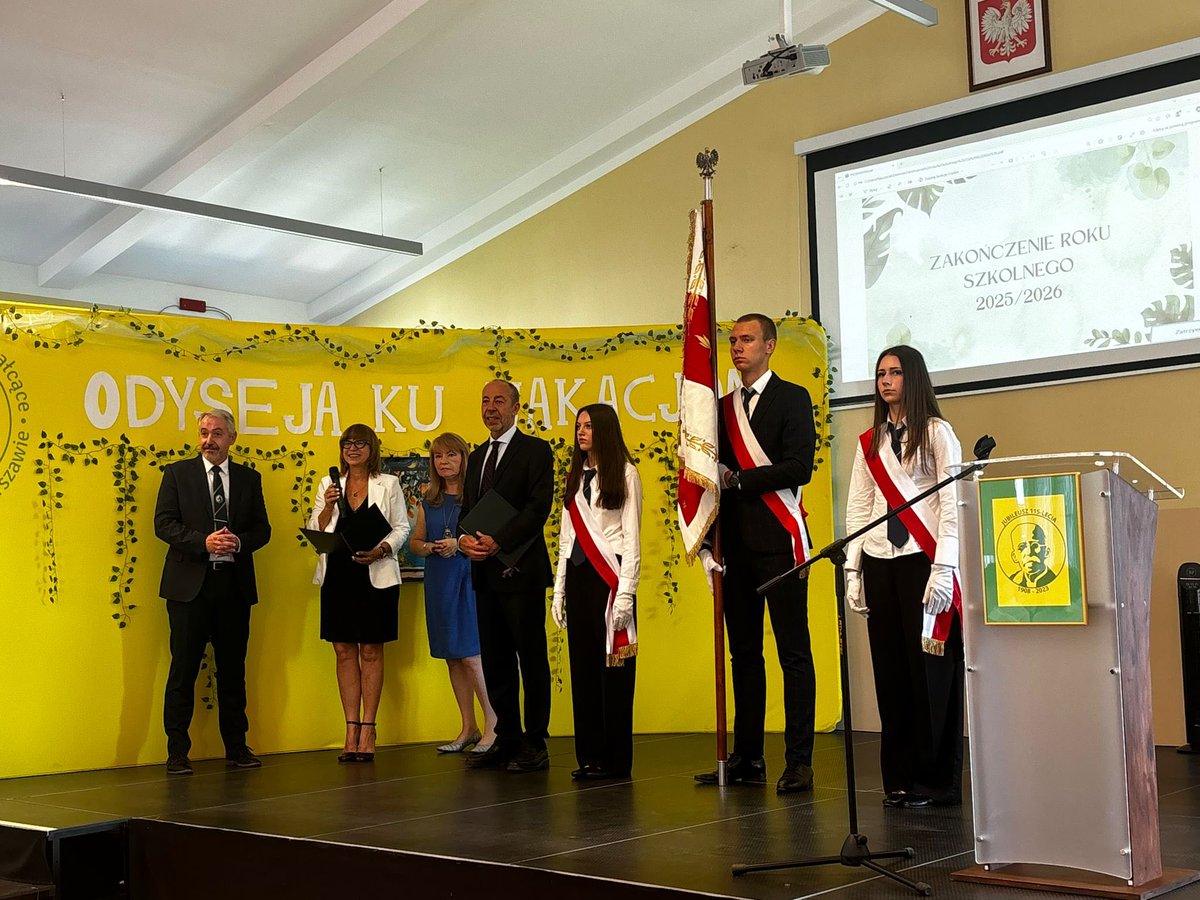 PTinPoland's tweet photo. O Embaixador de Portugal na Polónia, Mário Miranda Duarte, entregou hoje os prémios aos cinco melhores alunos de língua portuguesa do Liceu Ruy Barbosa. https://t.co/Kw1Vx7pYMH