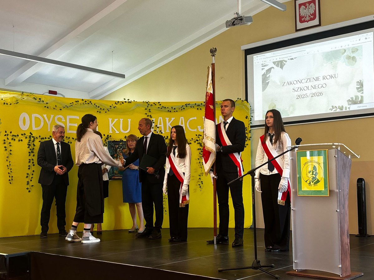PTinPoland's tweet photo. O Embaixador de Portugal na Polónia, Mário Miranda Duarte, entregou hoje os prémios aos cinco melhores alunos de língua portuguesa do Liceu Ruy Barbosa. https://t.co/Kw1Vx7pYMH