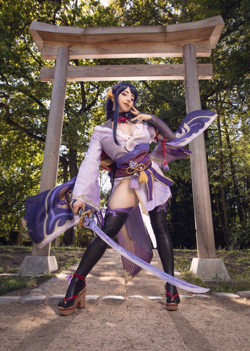Do you dare to kneel before me?😈 https://t.co/mGEbeyOuD8