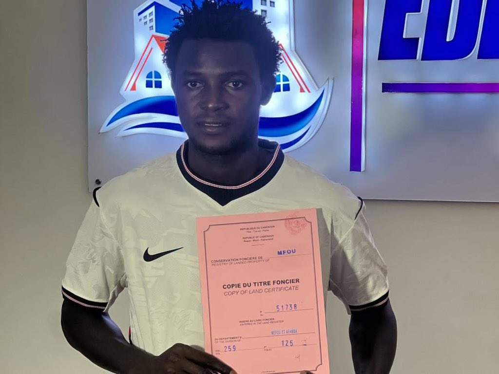 AllezLesLions's tweet photo. 🔴 Les lauréats au ballon d’or camerounais 2025, Serge Daura et Lys Tiwa, ont reçu les titres fonciers de leur terrain. 

Comme promis, chacun a reçu une parcelle de 500m2 à Mve I dans le département de la Méfou-et-Afamba, région du Centre. 📕🇨🇲 https://t.co/H4iMzMQq66