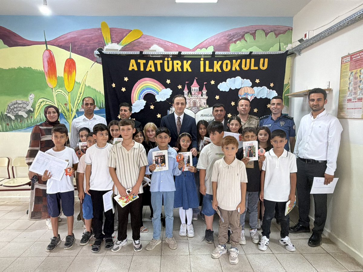 tc_guclukonak's tweet photo. 📍 Atatürk İlkokulu

Kaymakamımız Sayın Semih MEMİŞ, ilçe protokolü ile birlikte Atatürk İlkokulu’nda düzenlenen karne programına katılarak öğrencilerimizin karne heyecanına ortak oldu.

Öğrencilere iyi tatiller dileyen Kaymakamımız, eğitim hayatlarında başarılarının devamını temenni etti.