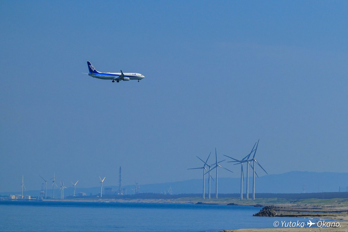 AtC4j8PyO961090's tweet photo. 庄内空港朝活🛬
09への降り🛬を日本海と絡めてみた。
海水浴が始まったら来るの大変だろうな🧐 https://t.co/iVn1iTgy4d