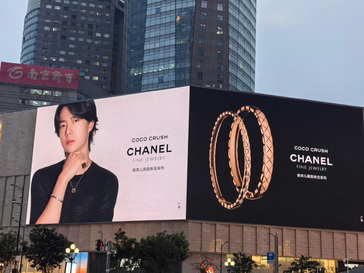 N8597N's tweet photo. ครั้งที่แล้วขึ้นบิลบอร์ดของแคมเปญ CHANEL COCO CRUSH กับนางแบบนะ มารอบนี้คนเดียวไปเลยจร้า เด่นเป็นสง่า ชอบในความเรียบแต่หรู น้อยแต่มากของหวังอี้ป๋อนะ
#หวังอี้ป๋อ #WangYibo
#WangYiboxCHANEL
#CHANEL 
#CocoCrush 
#CHANELFineJewelry https://t.co/yHqGoINL3n