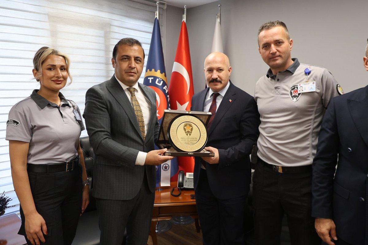 MustafaErgun86's tweet photo. 26-30 Haziran Özel Güvenlik Günü ve Haftası vesilesiyle @Guvenlik_is sendikası Genel Başkanı @omercagirici ve Genel Başkan Yardımcısı @AhmetDurcuk'u ziyaret ettik. https://t.co/2l5ElFmgLW