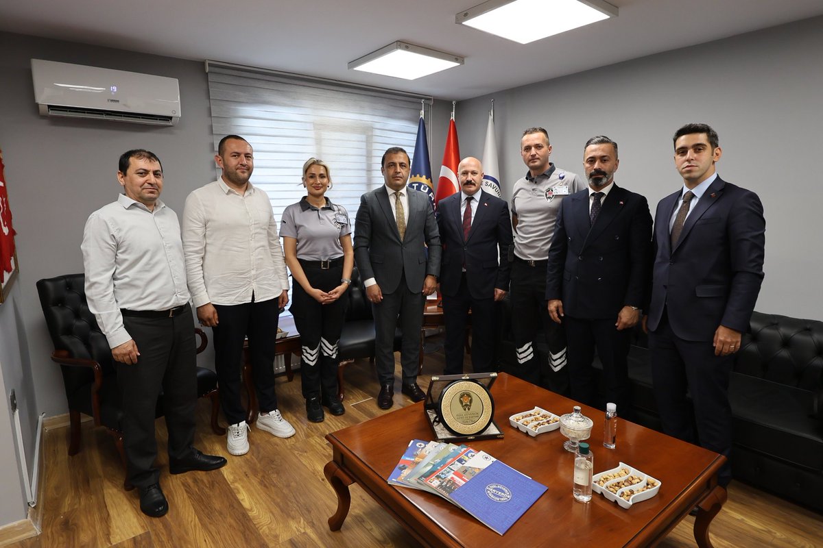 MustafaErgun86's tweet photo. 26-30 Haziran Özel Güvenlik Günü ve Haftası vesilesiyle @Guvenlik_is sendikası Genel Başkanı @omercagirici ve Genel Başkan Yardımcısı @AhmetDurcuk'u ziyaret ettik. https://t.co/2l5ElFmgLW