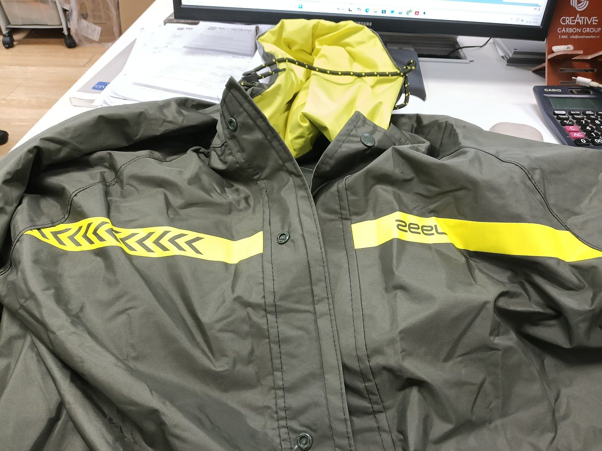 Rocks_147's tweet photo. @NZRainwear @ZRainwear54295 i ordered display item with 2 yellow lines but I received only 1 yellow line which is different. Please confirm what is worng with me. https://t.co/rMYOhPfp3k