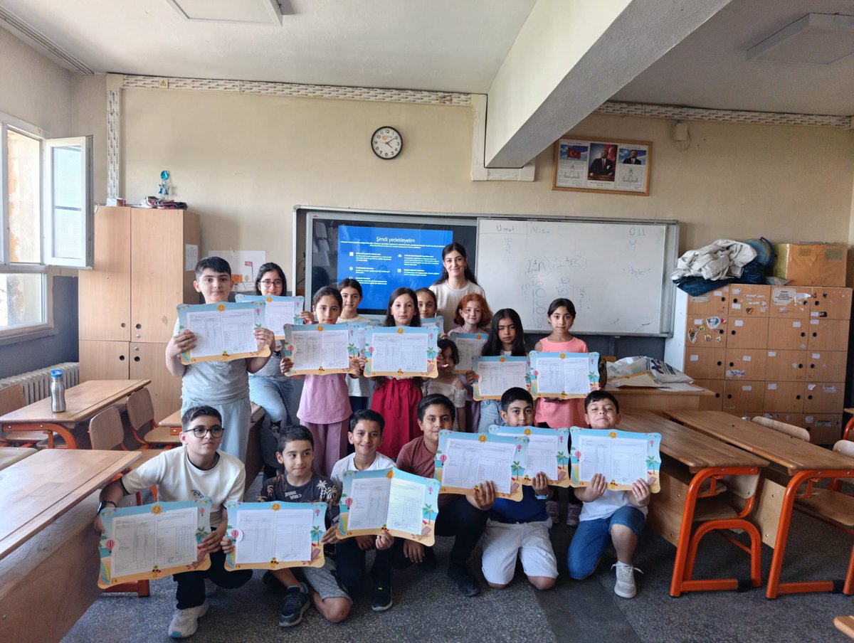 Ataturkio's tweet photo. Bir eğitim öğretim yılını daha emek, azim ve birbirinden güzel anılarla tamamladık. 🌸

Bugün öğrencilerimiz karnelerini alırken; yalnızca notlarını değil, yıl boyunca gösterdikleri çabayı, öğrendiklerini, kurdukları dostlukları ve kazandıkları güzel değerleri de yanlarında götürüyorlar.

Tüm öğrencilerimizi gönülden tebrik ediyor, kıymetli öğretmenlerimize ve her zaman desteklerini hissettiren velilerimize teşekkür ediyoruz.

Herkese sağlıklı, huzurlu ve bol bol dinlenebilecekleri güzel bir yaz tatili diliyoruz. ☀️📚
@tcmeb 
@Yusuf__Tekin 
@Diyarbakirmem 
@sadoglu_salih 
@CinarMEM21 
@ysfgzl0 
@hkaya21