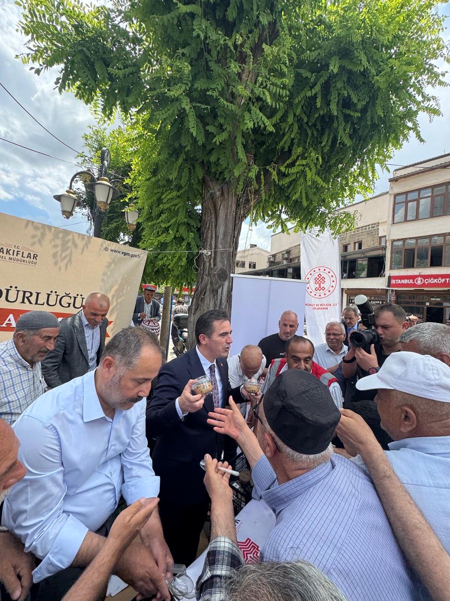Bitlis_Vakiflar's tweet photo. Bitlis Vakıflar Bölge Müdürlüğü olarak faaliyet alanımızdaki illerde vatandaşlarımıza aşure ikramında bulunduk.

Aynı kazanda kaynayan farklı tatların oluşturduğu aşure gibi; birlik, beraberlik ve kardeşliğimizin daim olmasını temenni ediyor, bu güzel geleneği yaşatmaya devam ediyoruz.

Muhabbetimizin, paylaşmanın ve dayanışmanın bereketi sofralarımızdan eksik olmasın. 🤲
@VakiflarGM 
@sinanaksu