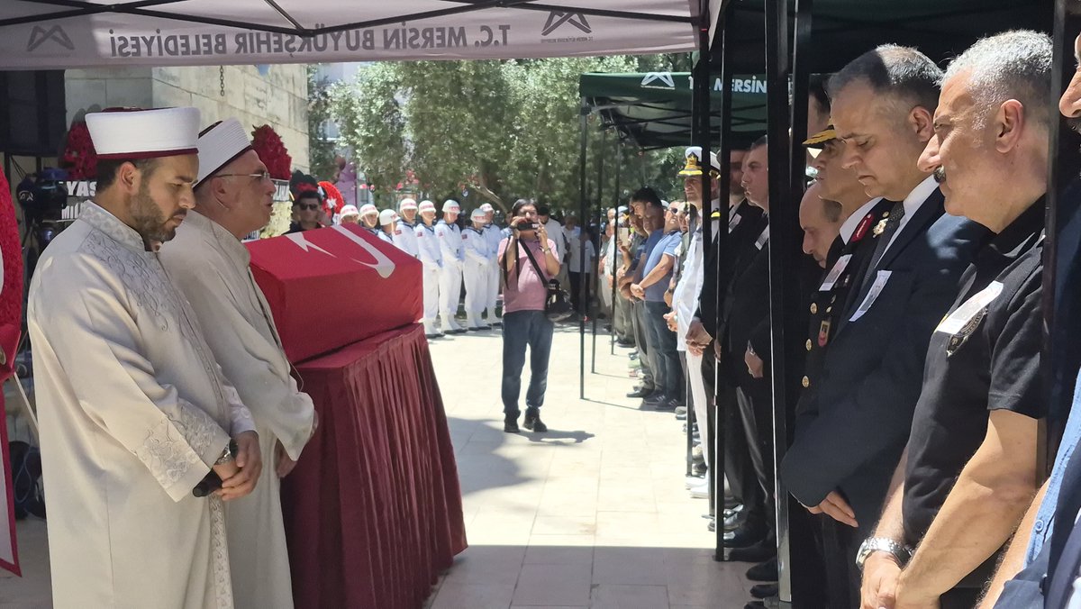 mersinmuftulugu's tweet photo. Suriye Fırat Kalkanı Bölgesi'nde görevi esnasında rahatsızlanarak şehit olan P. Astsb. Kd. Bçvş. Kenan Şahin, Mut Laal Paşa Camii'nde son yolculuğuna uğurlandı. https://t.co/Fq1KhUQInF https://t.co/MBvBHoHthK