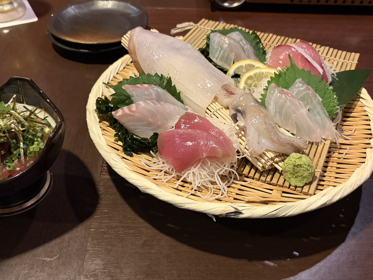 Yuki5485's tweet photo. 大橋で3000円ちょいで、イカの活き作りから飲み放題まで込みでかなりよかった！安過ぎる https://t.co/yelDSvc2QR