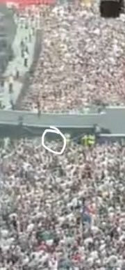 And3r5's tweet photo. @tomas_mich @foofighters That’s where I was perched right on the barrier! https://t.co/gt77cSS4o1