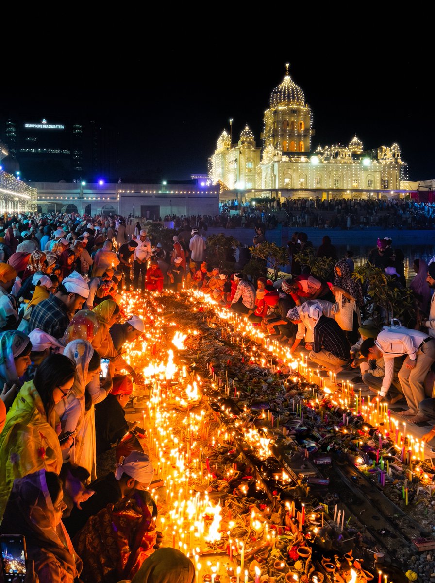 Vitsuyaa's tweet photo. Devotees Lighting Candles at Gurdwara Bangla Sahib in Delhi (2025) https://t.co/znWdwcVv68