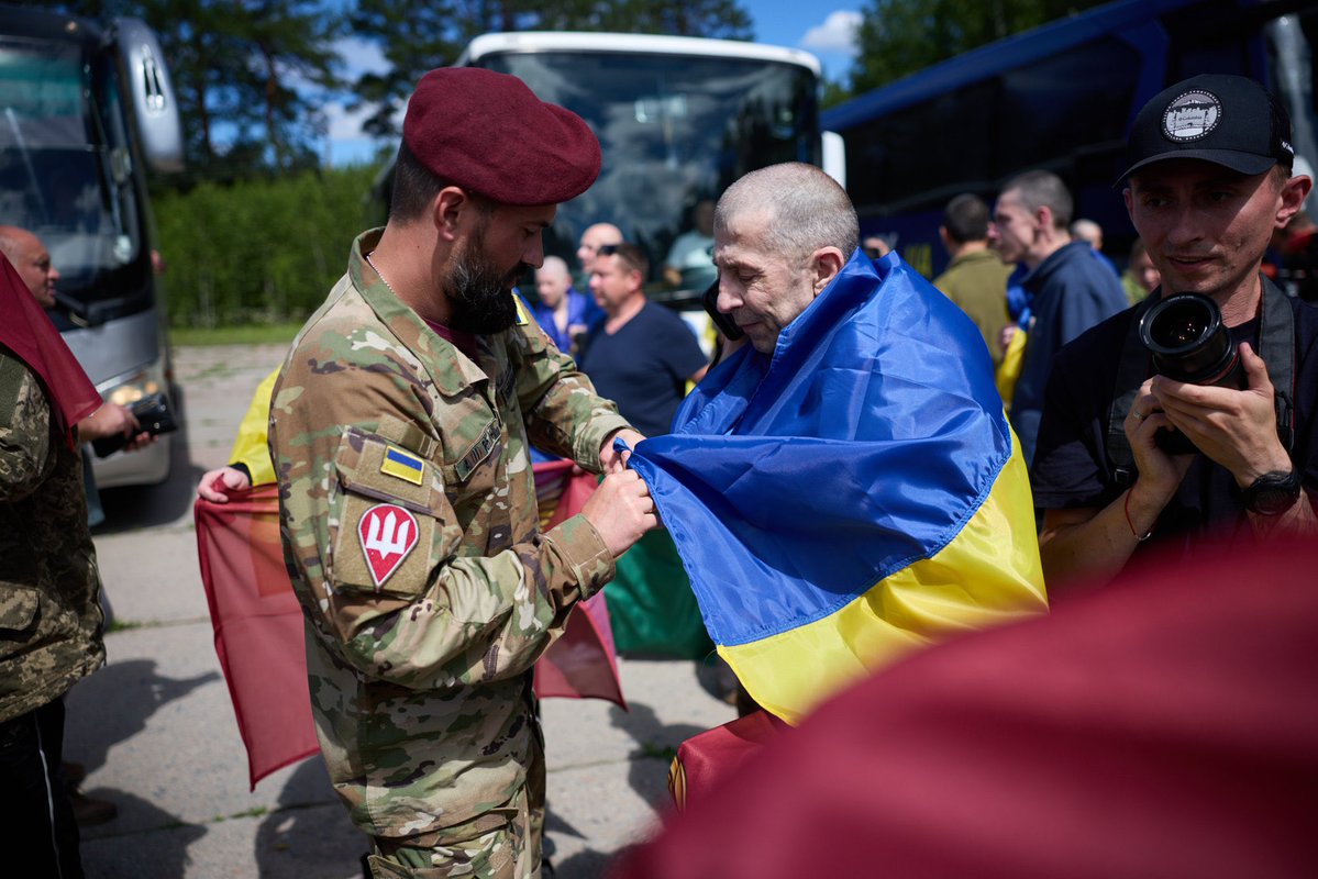 Svyrydenko_Y's tweet photo. Today, 160 more Ukrainians have returned home from Russian captivity.

All had been held since 2022. Among them are service members of the Armed Forces of Ukraine, the National Guard, the State Special Transport Service, and the State Border Guard Service. 

They defended Ukraine in Mariupol and at Azovstal, as well as in the Donetsk, Luhansk, Kharkiv, Zaporizhzhia, Kyiv, Chernihiv, and Sumy sectors.

I thank everyone working every day to bring our people home, and especially our defenders on the frontline, whose courage makes these exchanges possible.

We will not stop until every Ukrainian – both military and civilian – is home from Russian captivity.