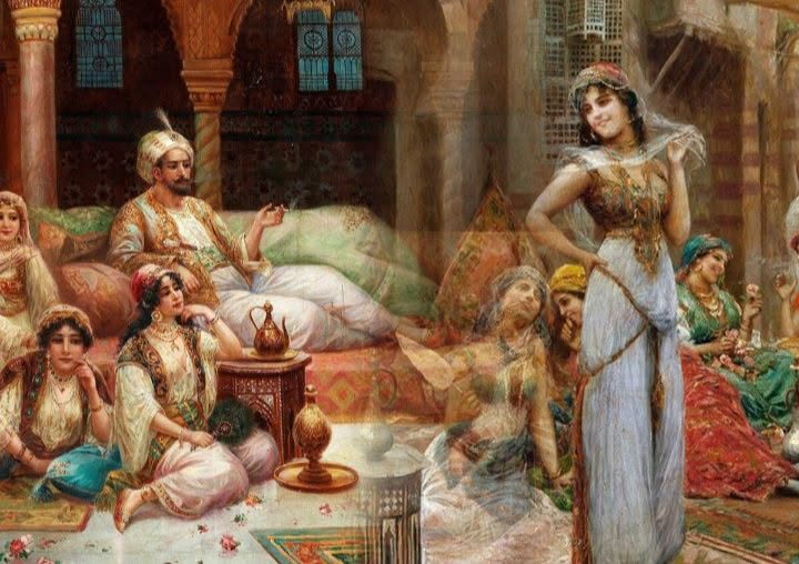 Dede38__'s tweet photo. Sultan, pazarda fiyatı yüz köleden daha yüksek olan bir kadının satıldığını öğrenir.
Fiyatını bu kadar yüksek kılan şeyin ne olduğunu görmek için köleyi huzuruna getirtir. 
Kadın, daha önce hiçbir kölede görmediği bir vakarla sultanın huzuruna çıkar.
Bunu gören sultan, "Söyleyin, fiyatınız neden bu kadar yüksek?" diye sorunca.
Köle, "Çünkü ben zekâmla öne çıkıyorum," diye cevap verir.
Meraklanan sultan, "Sana bir soru yönelteceğim. Doğru cevaplarsan seni serbest bırakabilirim. Yoksa kellen gider," diye hitap eder ve hemen soruyu yöneltir. 
— Söyle bana, en güzel giysi, en hoş parfüm, en lezzetli yemek, en yumuşak yatak ve en güzel ülke hangisidir?
Köle orada bulunanlara dönerek, "Eşyalarımı ve atımı hazırlayın, çünkü bu saraydan özgür bir kadın olarak ayrılıyorum" der. 
— En güzel giysi, yalnızca bir elbisesi olan fakir adamın giydiğidir; çünkü o elbise ona kışın da yazın da yakışır.
— En hoş koku anne kokusudur, hatta o anne hayatı boyunca yalnızca gübre temizlese bile..
— En lezzetli yemek açken yediğiniz yemektir; bayat ekmek bile aç bir insan için dünyanın en lezzetli nimettir.
— En yumuşak yatak, üzerinde huzur içinde uyuduğunuz yataktır. Eğer; adaletsiz, vicdansız yaşayan biriyseniz, altından yapılmış olsa bile o yatak size diken olup batar.
Kadın doğru cevaplar verdiğini düşünerek kapıya doğru yürürken sultan yüksek sesle bağırır, "DUR! Son soruma cevap vermedin!"
Kadın sultana döner, "En güzel ülke, özgür olan ve cahil insanlar tarafından yönetilmeyen ülkedir" der. Sultan başıyla onaylar. Kadın oradan derhal uzaklaşır. 
Doğru cevabı vermiş ve böylece özgürlüğüne kavuşmuştur. 
Evet, haklıdır. En güzel ülke cahil insanlar tarafından yönetilmeyen ülkedir. İster nehirlerinden altın aksın, ister ağaçları elmas ve zümrüt versin, ister toprağının her karışı bereket içinde olsun cahillerin elinde cennet cehennem olur...
Alıntıdır.....
Bazı insanlar tecrübeydi...
Bazı insanlar iyi ki vardı...
Bazı insanlara ne gerek vardı, _ Gerçekten çözemiyorum...
~~
Yalan ve aldatmacaların hüküm sürdüğü bir dönemde hakikati söylemek devrim gibi bir harekettir.
*George Orwell