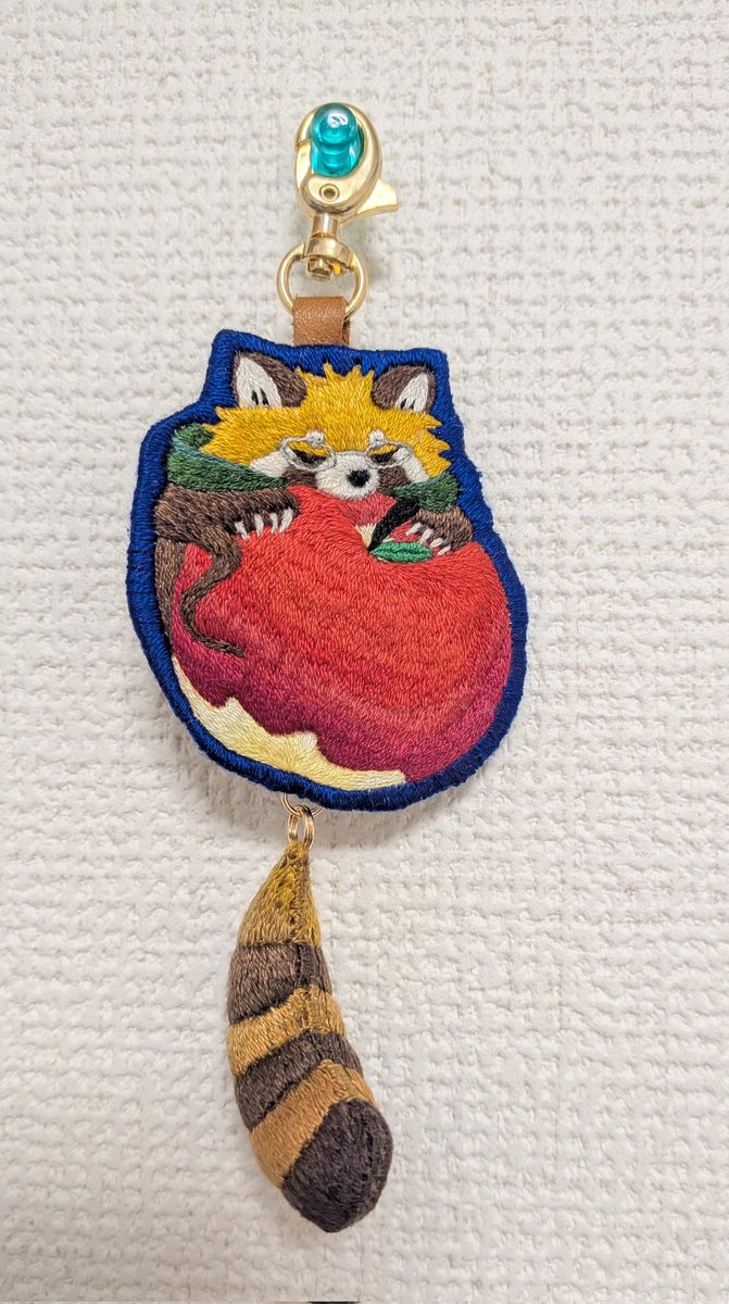 kaso_kasokasoka's tweet photo. #出モグ手芸部
 #刺繍
キーホルダーになりました✌️
シッポがですね！なんと、揺れます！
(シッポも刺繍) https://t.co/jzIJaawZWa